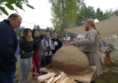 Wychowanki słuchają wykładu przed stoiskiem archeologicznym2