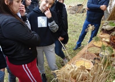 Wychowanki słuchają wykładu przed stoiskiem archeologicznym4