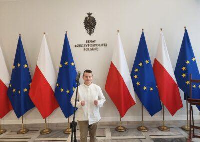 Wychowanka na korytarzu przed wejściem do sali obrad Senatu .