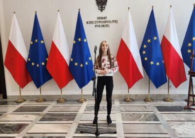 Wychowanka na korytarzu przed wejściem do sali obrad Senatu