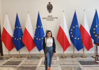 Wychowanka na korytarzu przed wejściem do sali obrad Senatu.