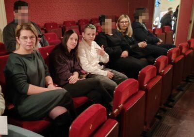 wychowanki wraz w wychowawcami na widowni teatru